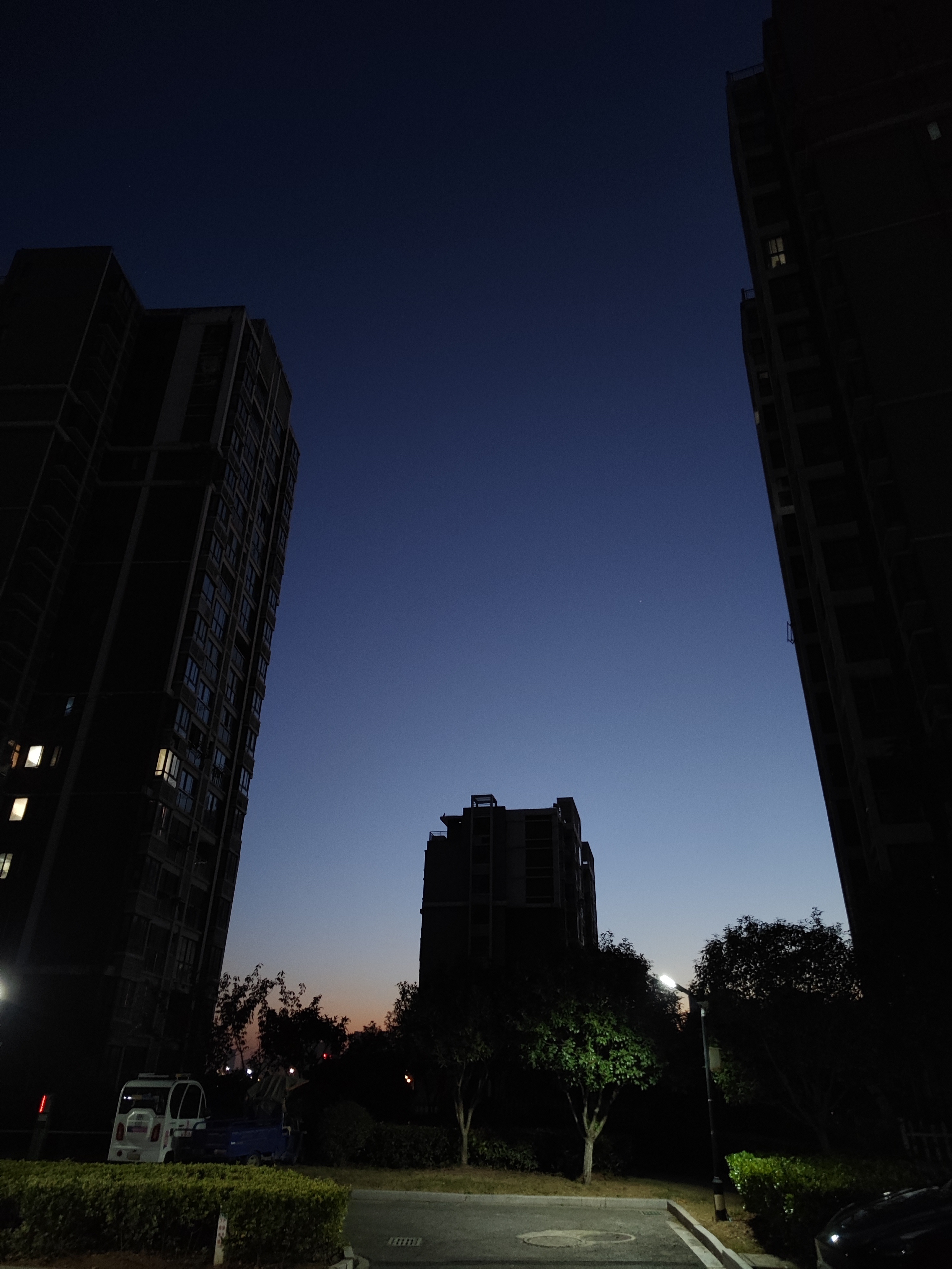 同学们早ﾉ☀早上跑步想了几个事，成熟就是：天冷主动穿秋裤，不以黑白做切割，路上不