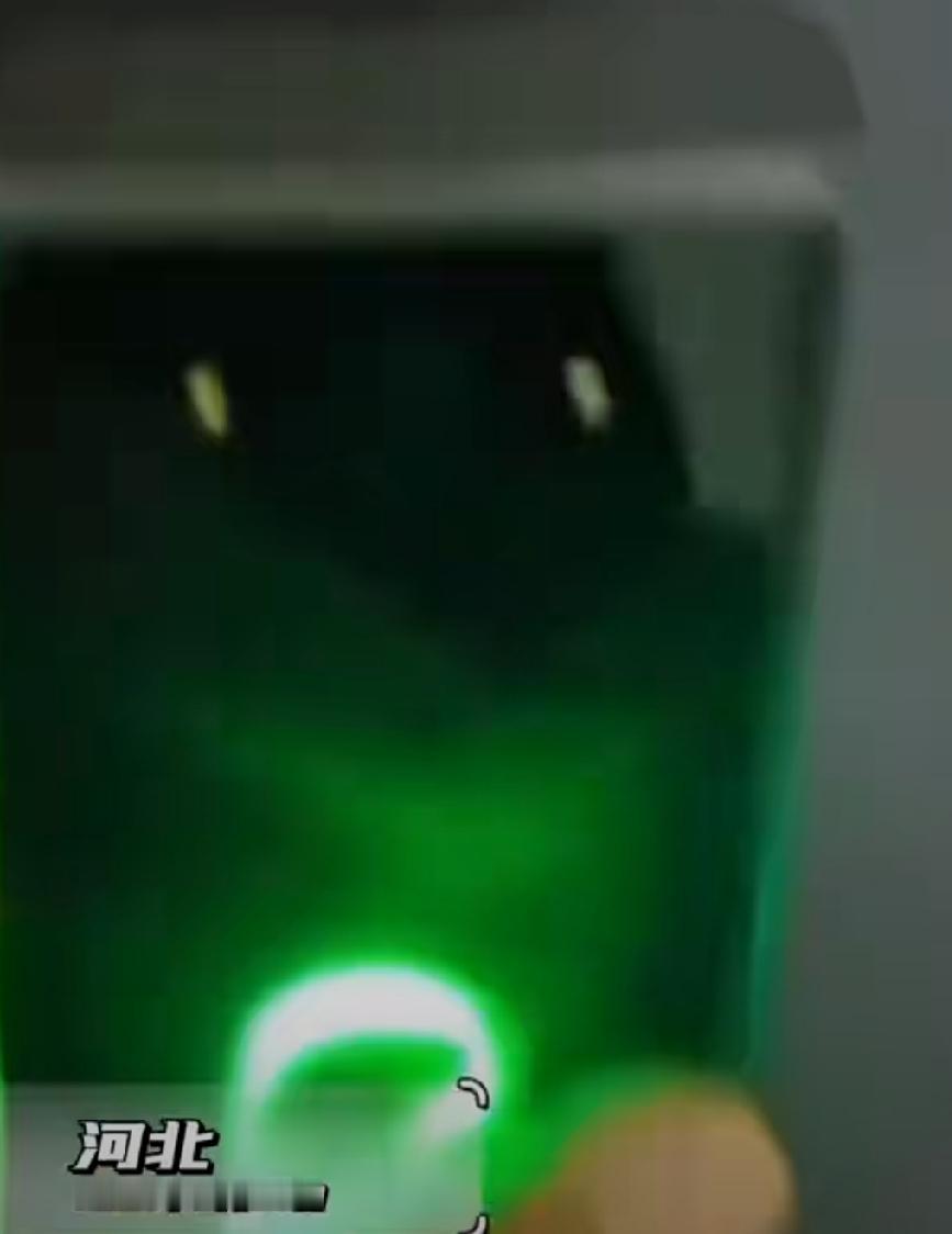 现在的孩子古灵精怪的，就像是个小神兽，淘气又可爱。别看年龄小，小嘴巴还挺能说的，