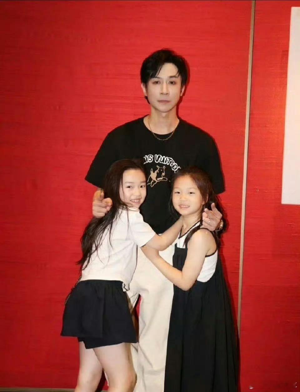董璇张维伊求婚视频看张维伊求婚，他比董璇先忍不住落泪，感觉真的好真诚啊，祝福这对