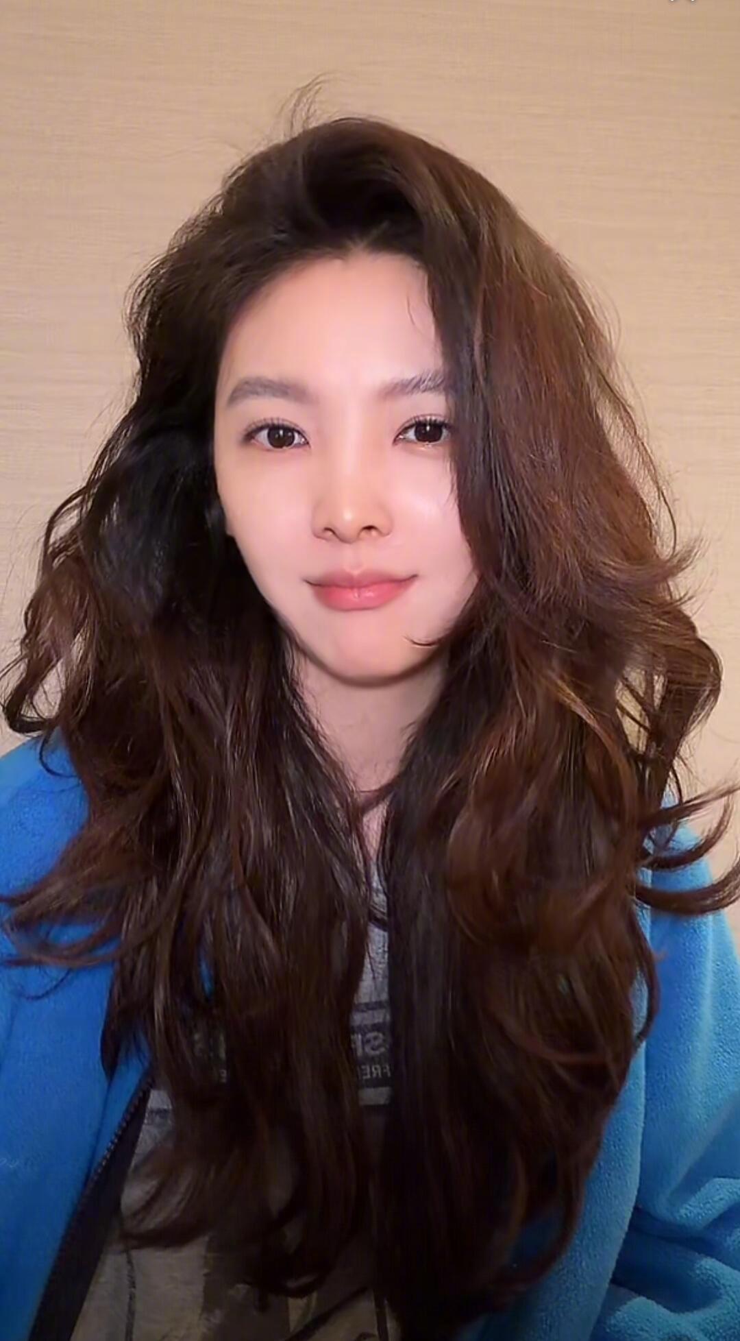 #晚安咪语##章若楠直播#和庄庄一起看《冬去春来》啦～随便截图都超好看的晚安啦～