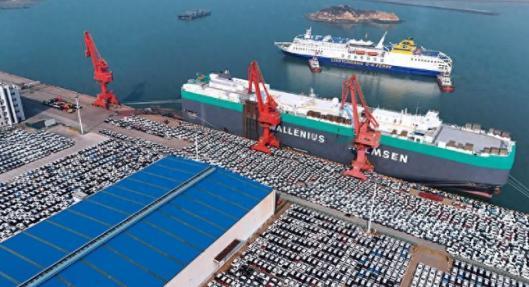 中国公开“耍流氓”，美国气的火冒三丈，报应来的太快了！原来美国受不了中国的电动汽