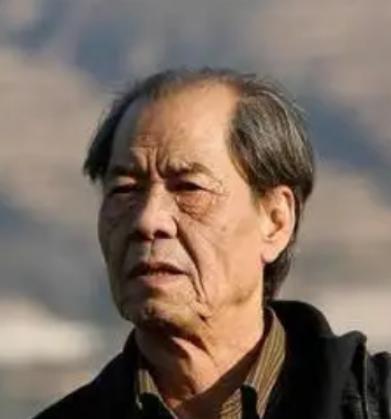 1993年，6年没有收入的陈忠实，在家闲坐。突然一通电话打来，接完电话后，他整个