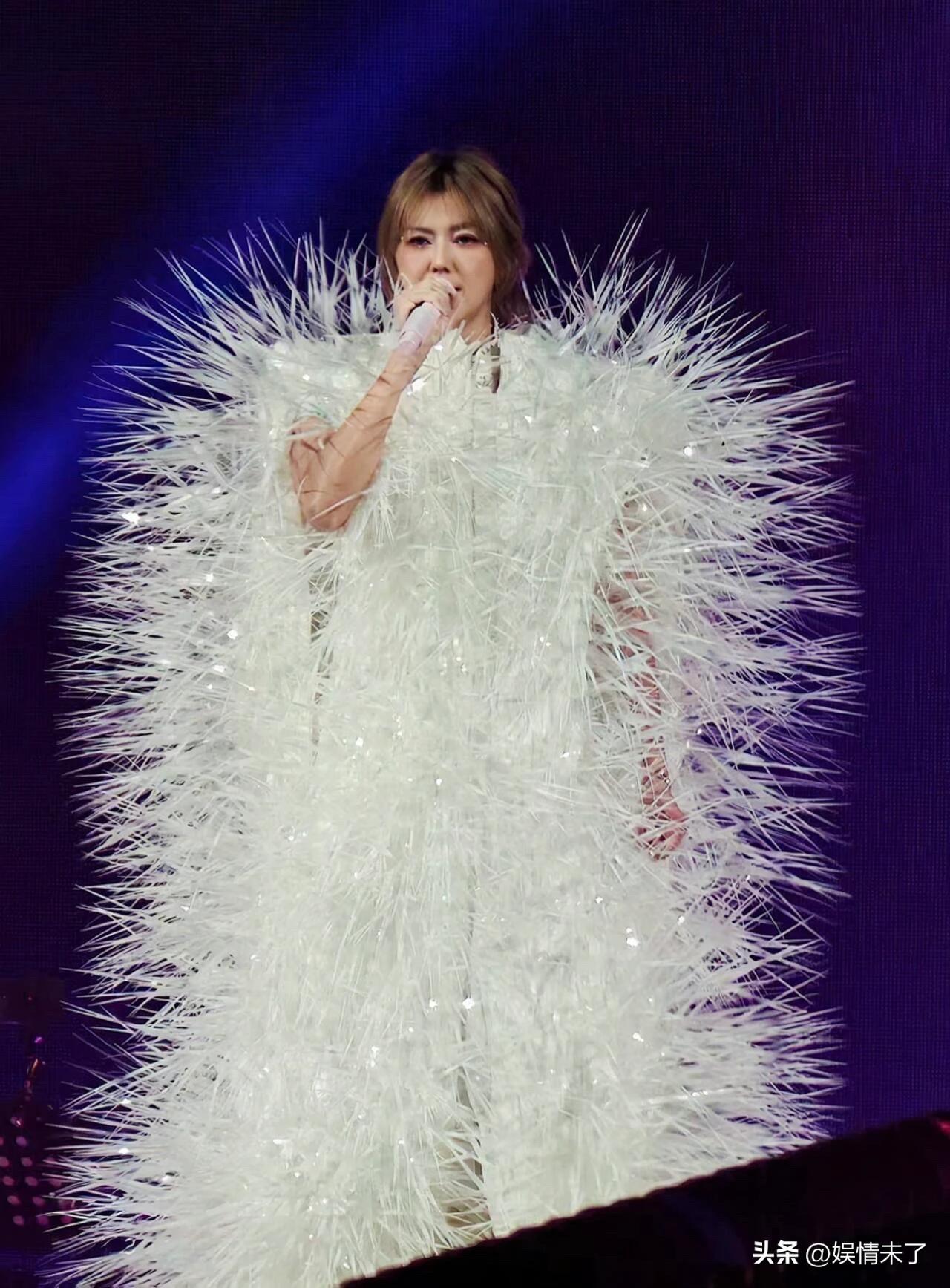 孙燕姿演唱会造型引发热议，新造型一出场就被不少人调侃像“毛毛虫”，实在让人有些看
