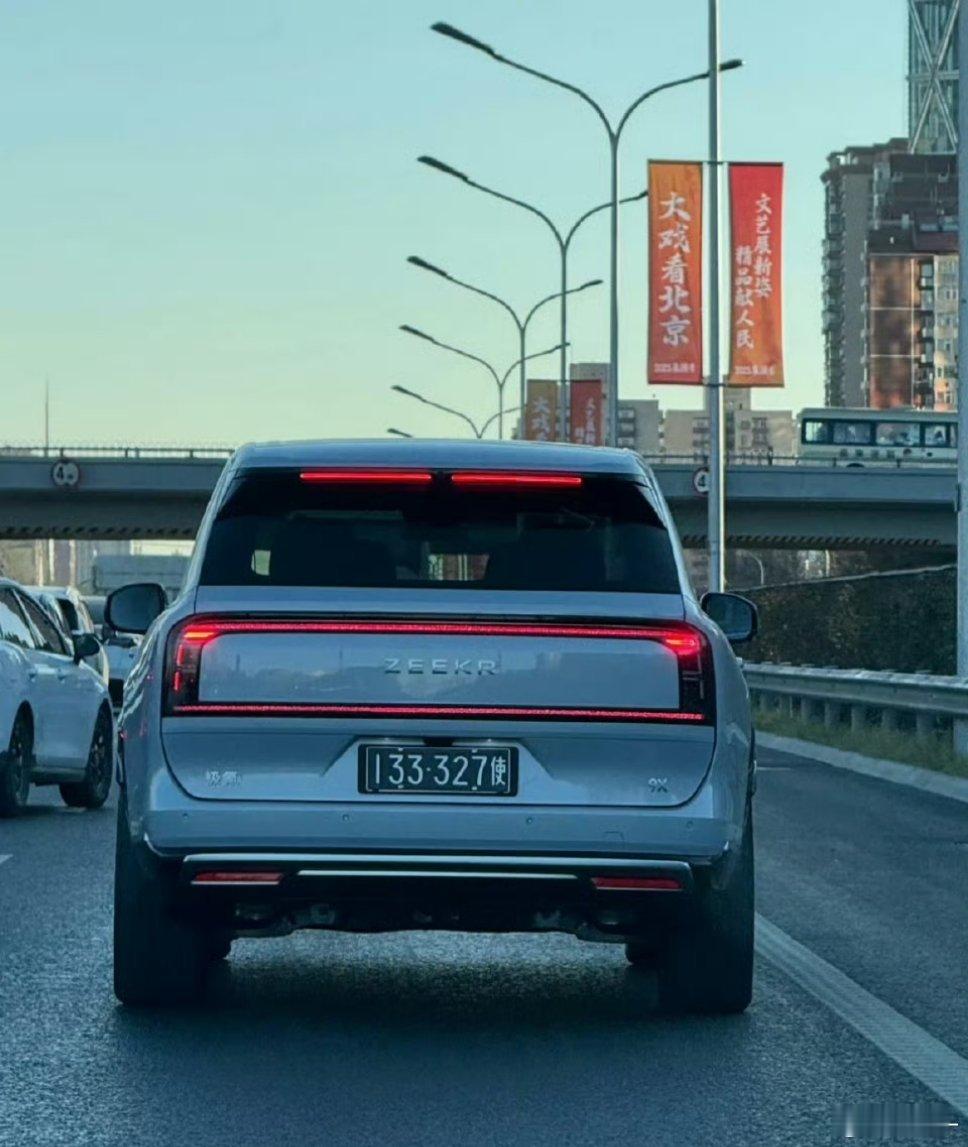 网友在路上拍到了极氪9X使馆车辆问了一下豆包AI133开头的车牌代号是朝鲜驻华使