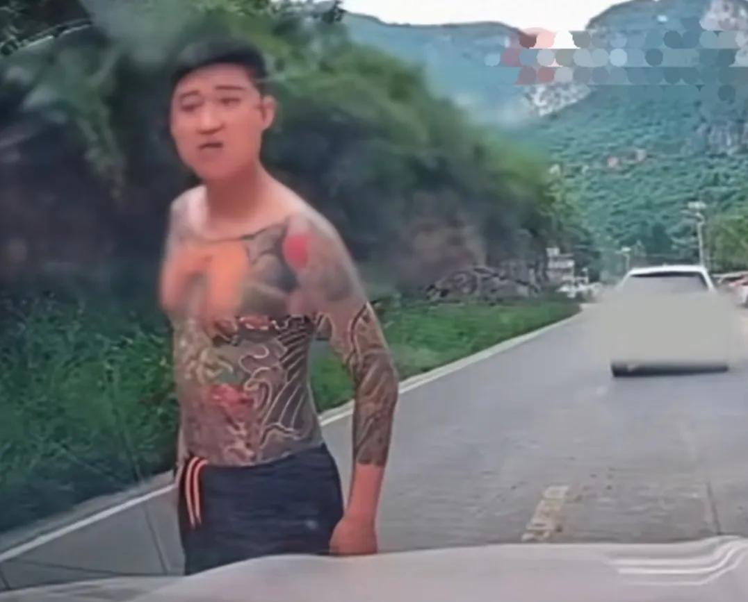 奥迪加塞没成功车上走出三名男子，其中一位赤裸上身，那名赤裸上身的纹身男子，唾沫横