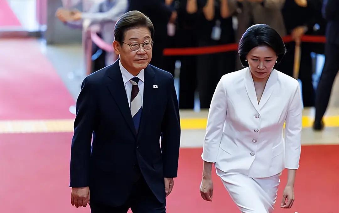 金惠景选择纯白色大衣裙，V领设计和黑色单排扣点缀增添时尚细节，穿着年轻。剪裁简洁