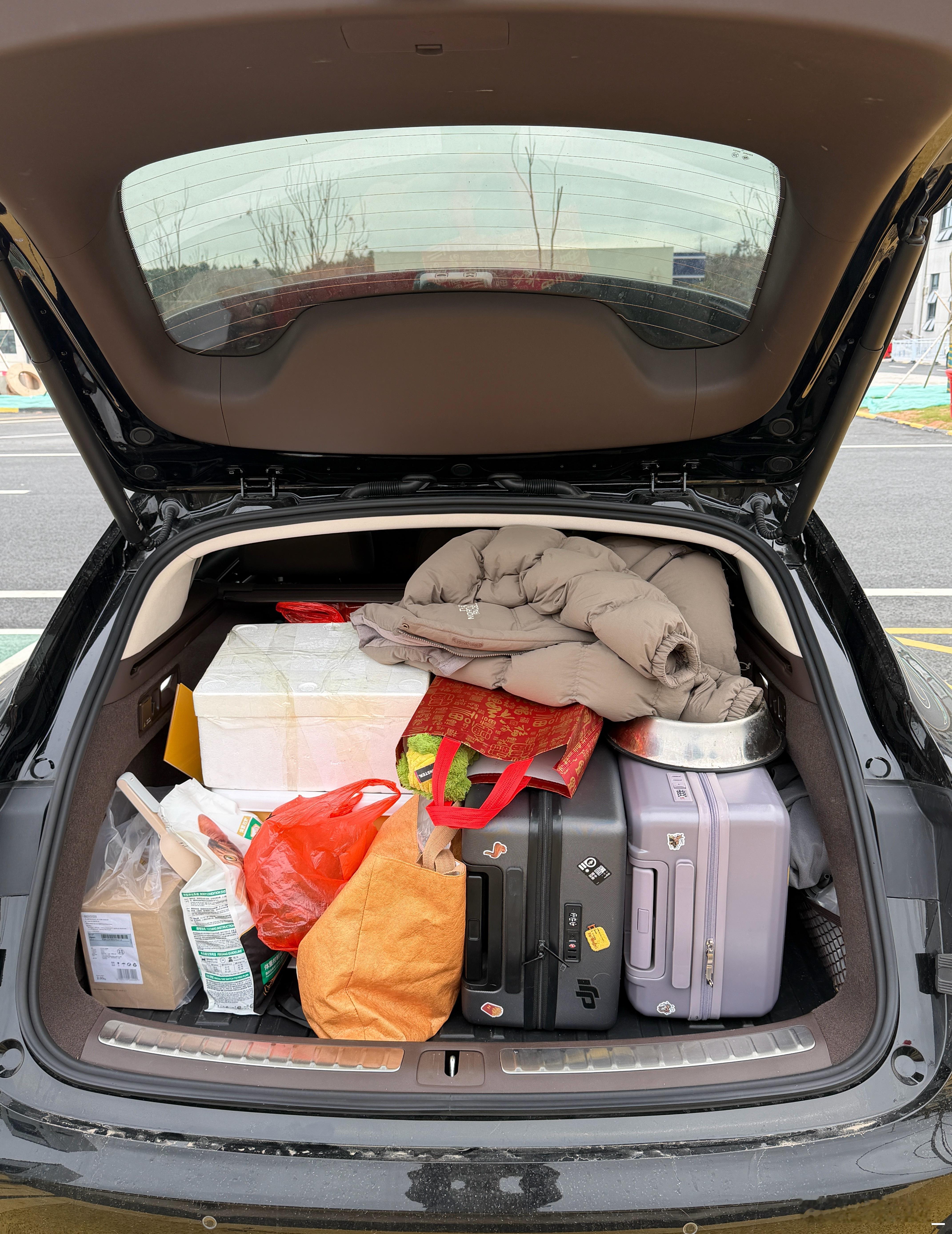 回程开工啦再一次感叹S9T的尾箱是真能装家里的鸡鸭牛尾巴山羊、我俩的行李箱、旺仔