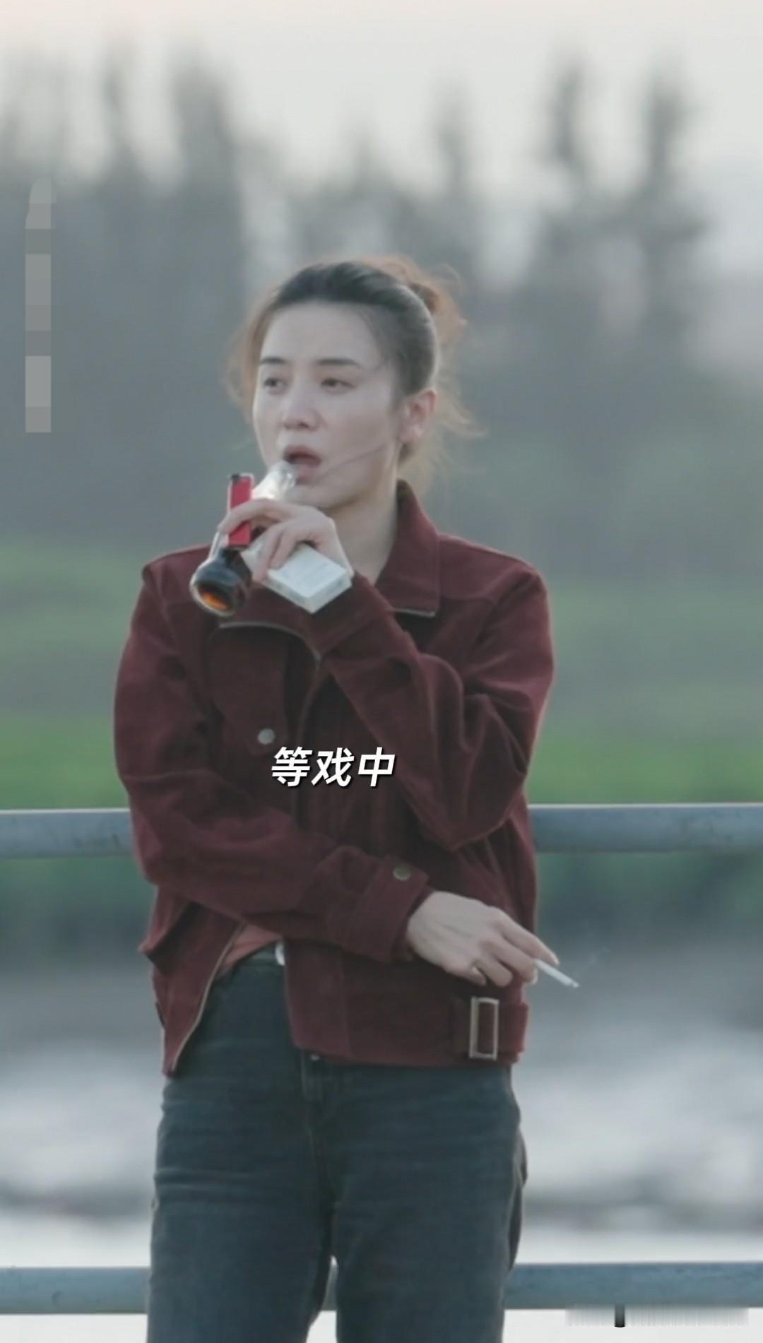 我怀疑姐就是会抽烟，太酷了[大金牙][大金牙][大金牙]宋佳，花是她的名，帅是她