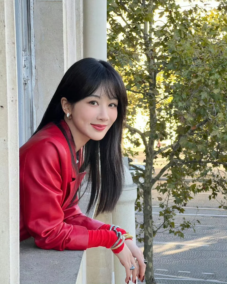 杨紫和apm创意总监在法国合影