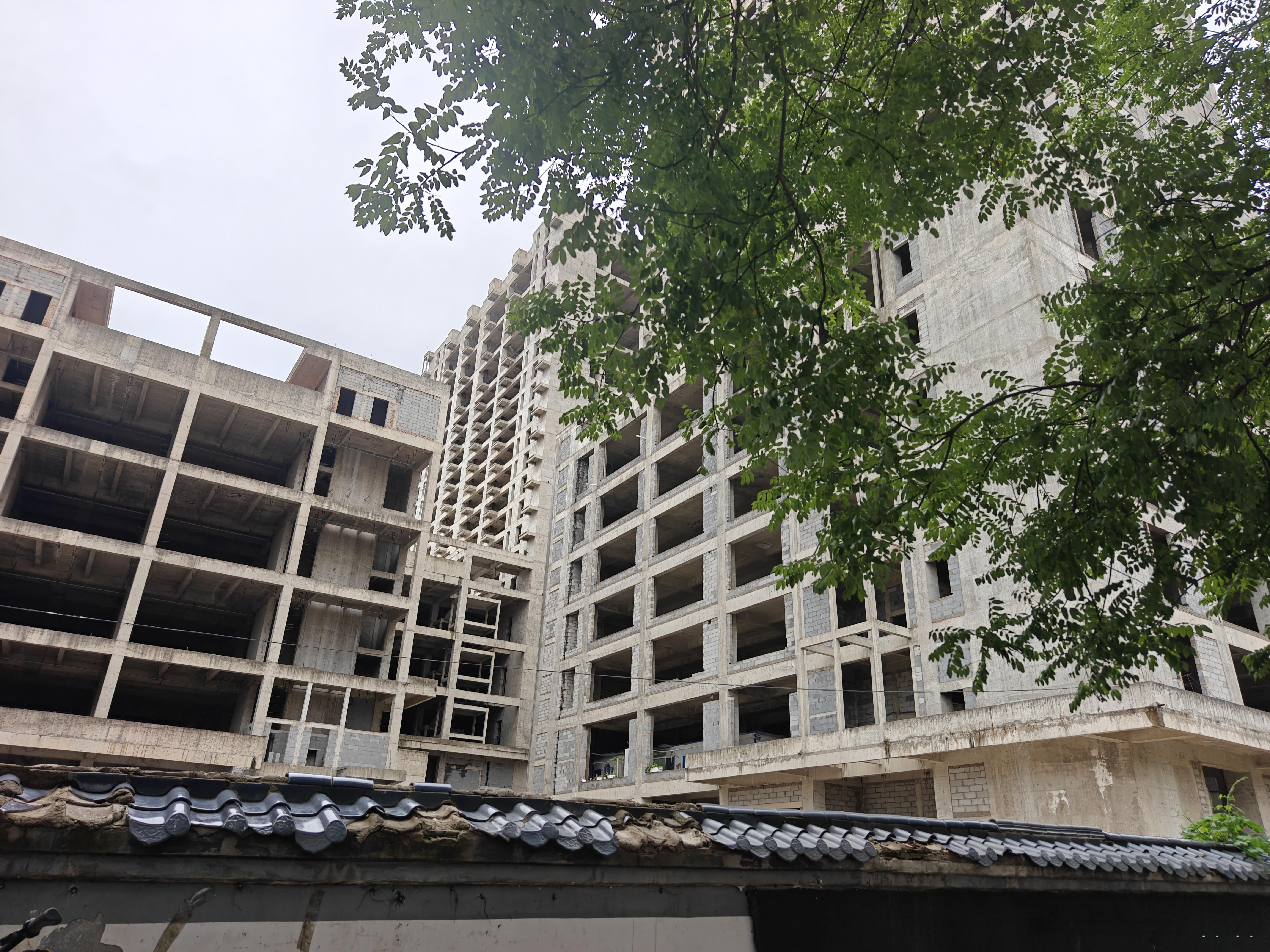烂尾商业楼还有人住 