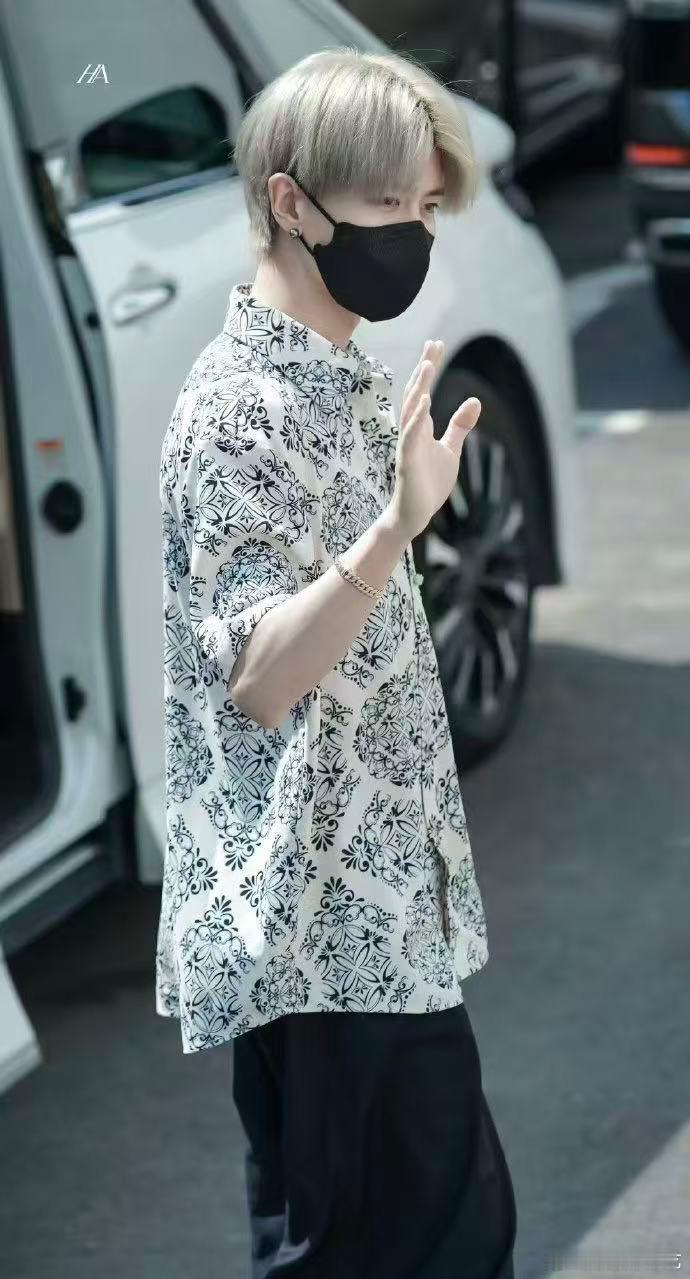 任嘉伦花衬衫上班路透   任嘉伦花衬衫上班路透🈶，真的是非常的帅气啊，简直就是
