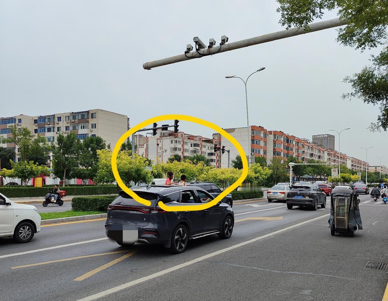 这家长的心是真大啊！两孩子竟直接坐车顶上，就这样高速行驶！
我的天，这可是在车流