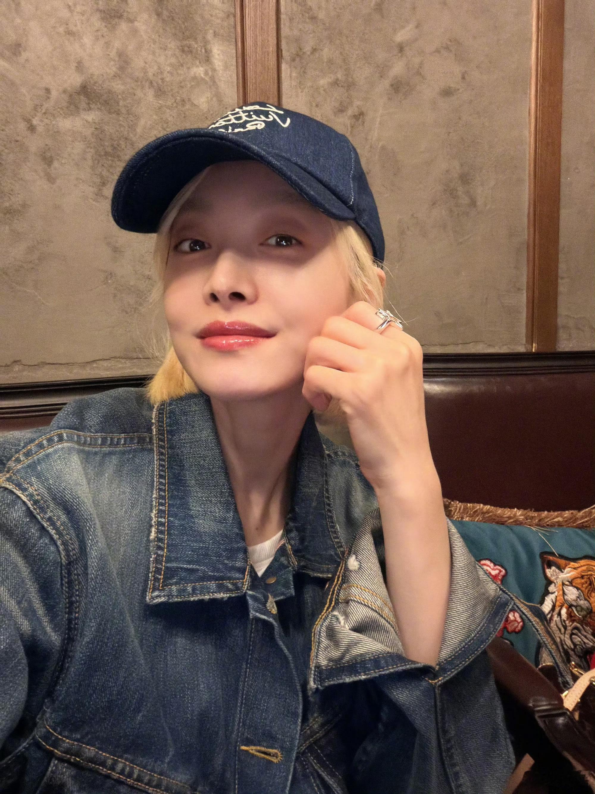 张佳宁宋茜提前约会美女的朋友也是美女系列闺蜜们以后我们出去玩也这样拍，双人自拍姿