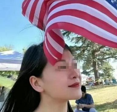 中国知名美女作家称在国内压抑不自由，让她活不下去，于是她抛弃父母，带着年幼的女儿