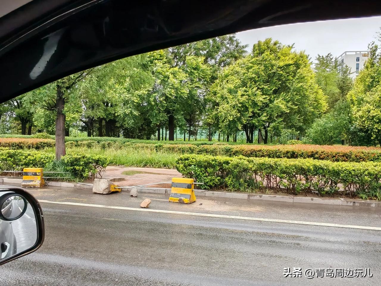 青岛大珠山中路大庄三叉路口处，非机动道与机动车道护栏坏了，非机动堵死过不去了，严