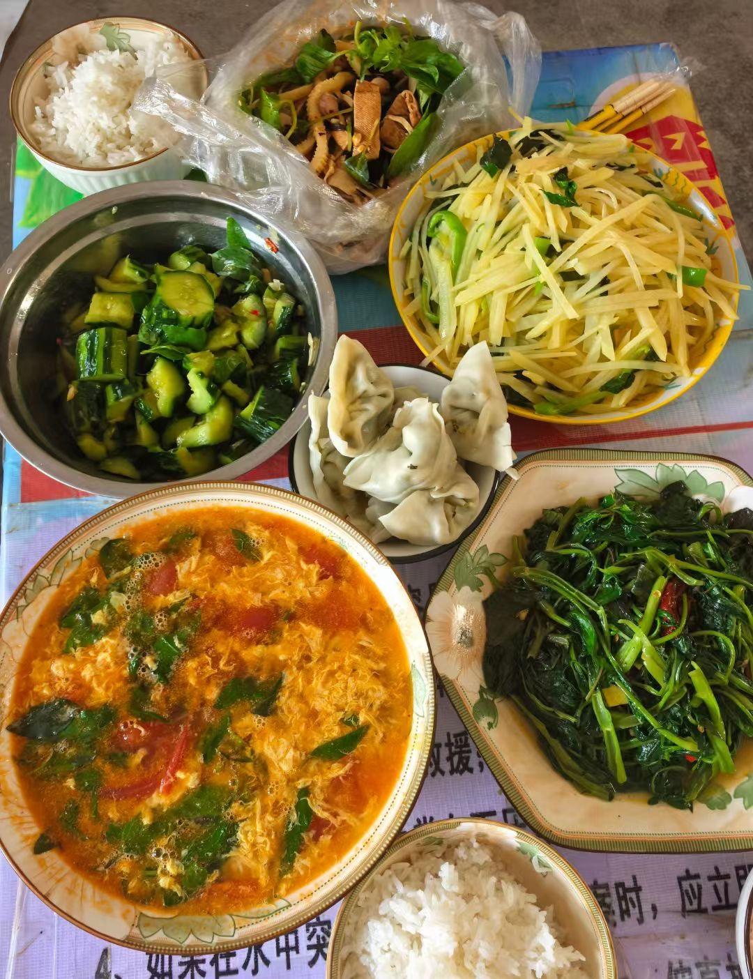 最近出门吃酒席，发现一件很有意思的事。

一桌子菜，大家筷子都往素菜上伸，像木耳