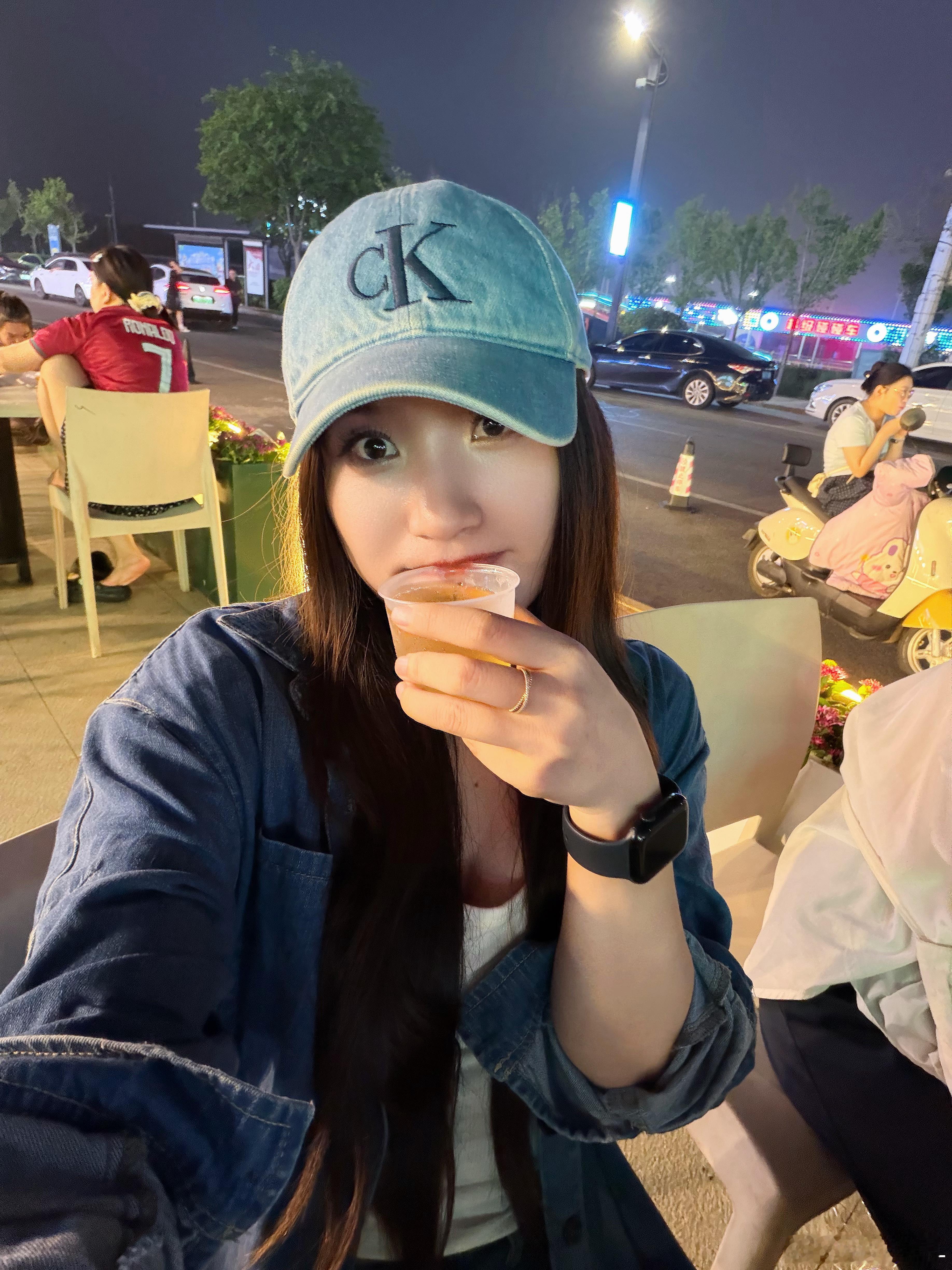 青岛啤酒居然真的是一大桶装的🍺就算在吃感冒药和胃药，还是没忍住抿了两口。香气特