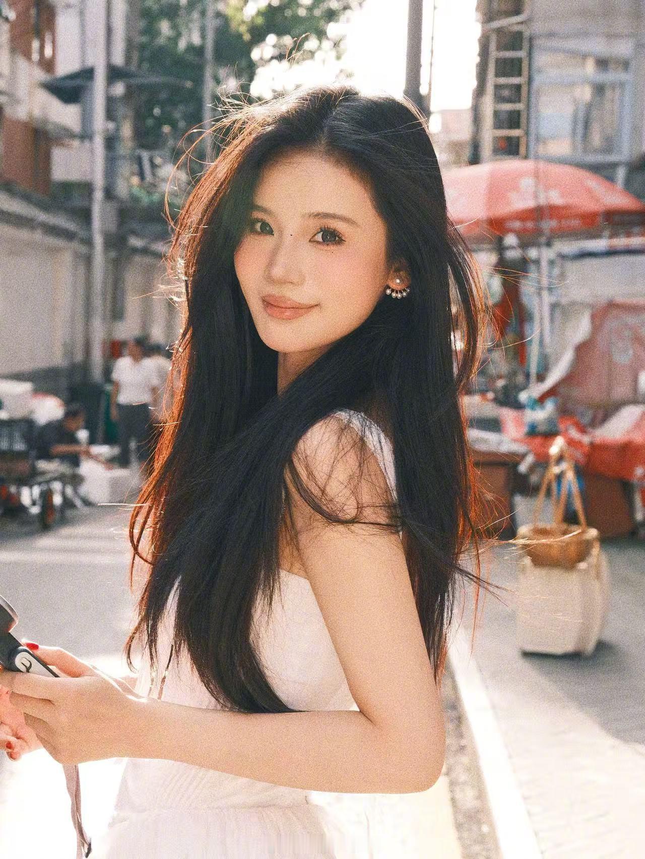 在阳光下偷懒，今天的我比昨天更漂亮。🌞💃元气满满的她自由 ​​​