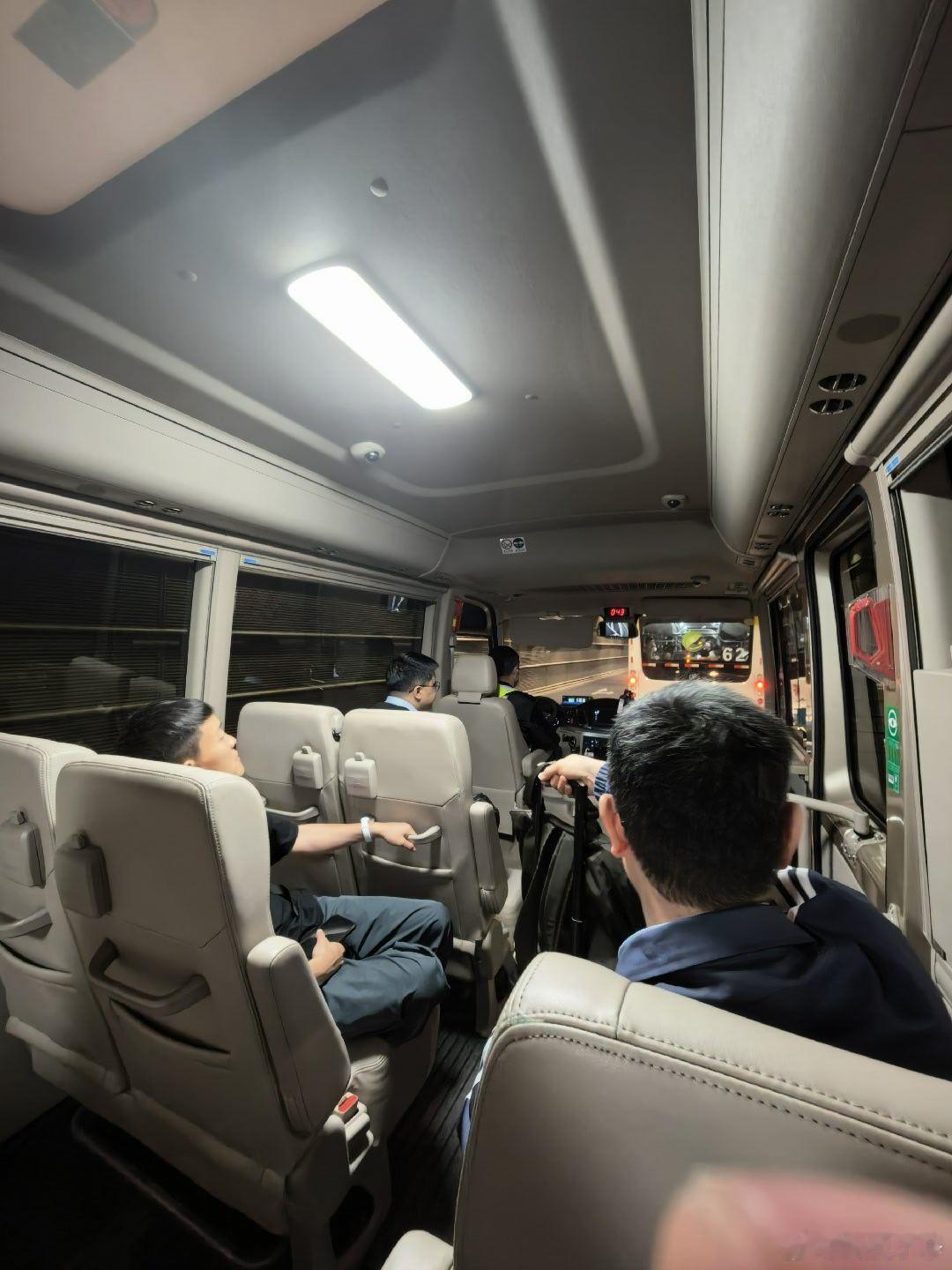 逛车展，北京车展来啦。半夜十二点半落地了，1 点半到酒店。睡了 5 个小时，起来