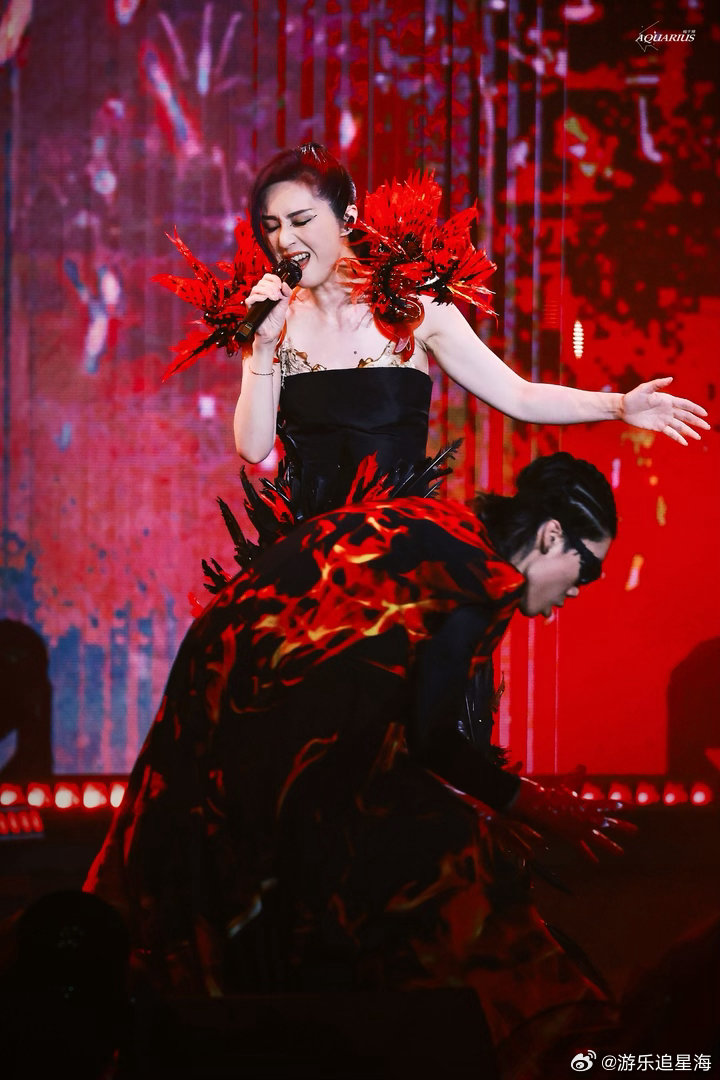 杨千嬅凌晨直播首唱杨千嬅凌晨五点开直播一边听她轻轻唱新歌，一边看着天色一点点变亮