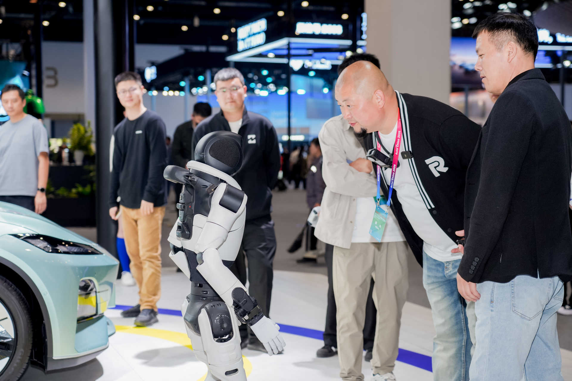 北京车展机器人花式整活今年北京车展机器人确实多，但是我觉得别为了机器人而机器人，