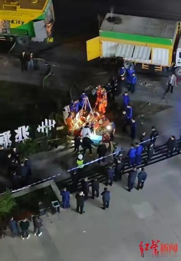 离大谱了！化粪池居然没有井盖，这到底属于哪方在管？三名小孩就掉进了这个化粪池不幸