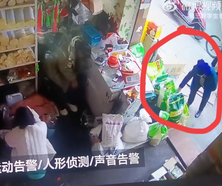 两个女人看店，门口老太偷走一袋米，他们竟然毫无察觉，估计老公回来要被他们的举动气