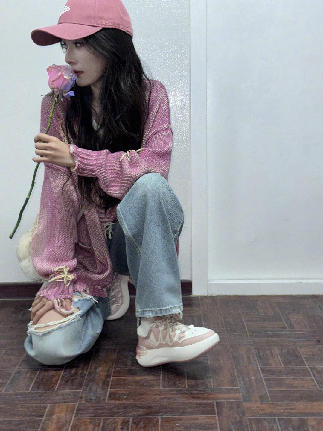 杨幂破洞look 粉色破洞针织衫 + 破洞牛仔裤，轻松拿捏秋冬时尚~ ​​​