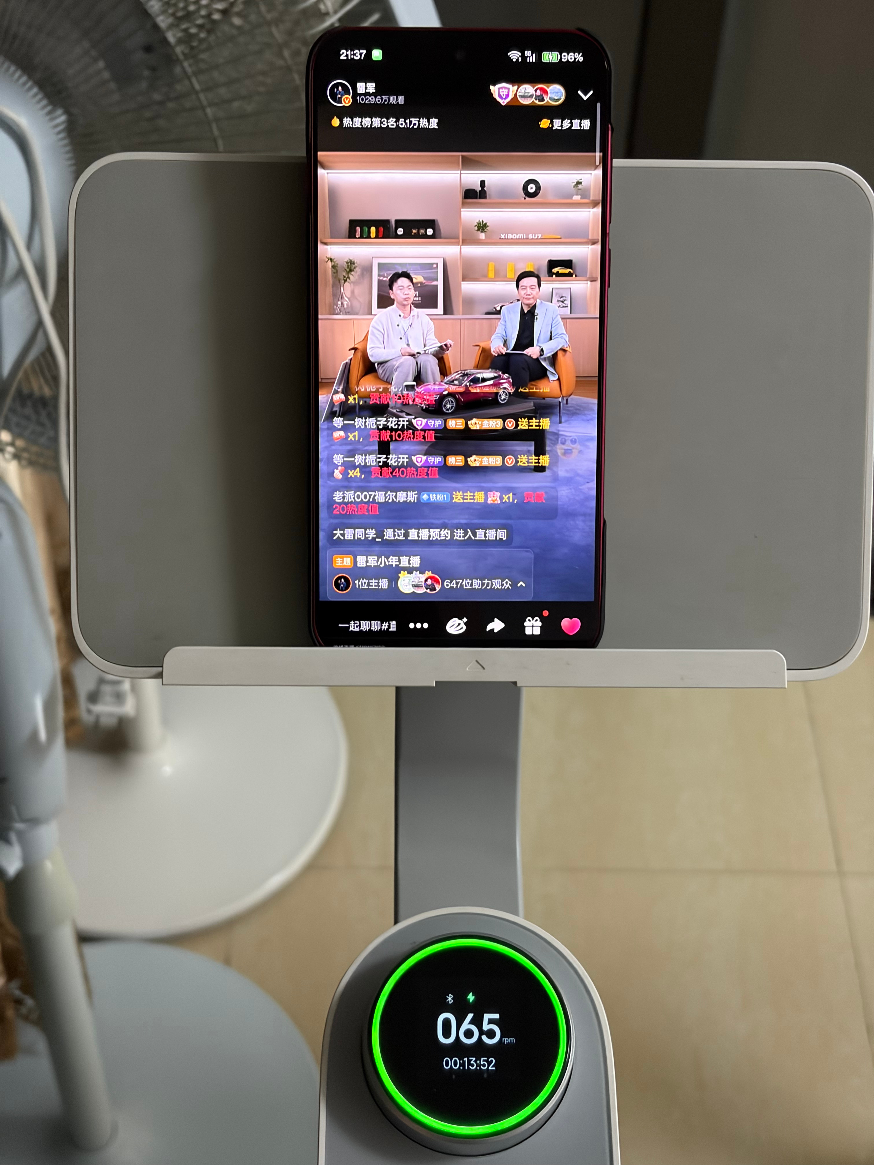 骑着小米动感单车看雷总直播，一个很重要的消息：初代小米 SU7 最后一台下线，也