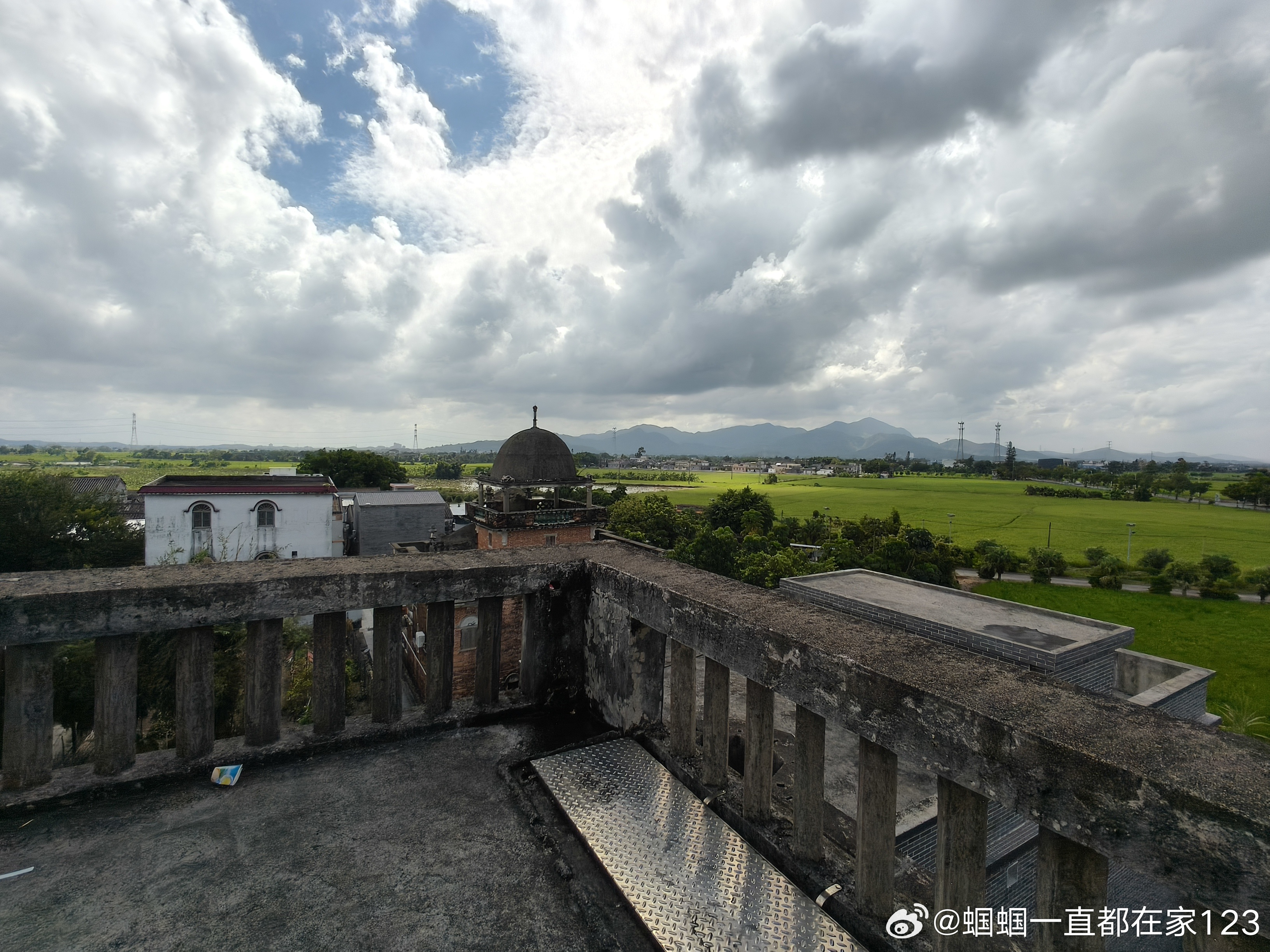 在那个年代这些百年的房子除了居住以外还寄托着超多的含义从门楼灰塑到房内床柜雕花都