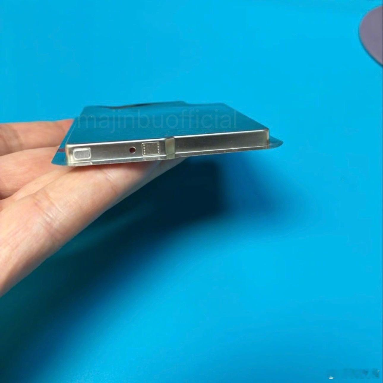 iPhone 17 Air 电池实物图：金属外壳，电池容量约 2900mAh既轻