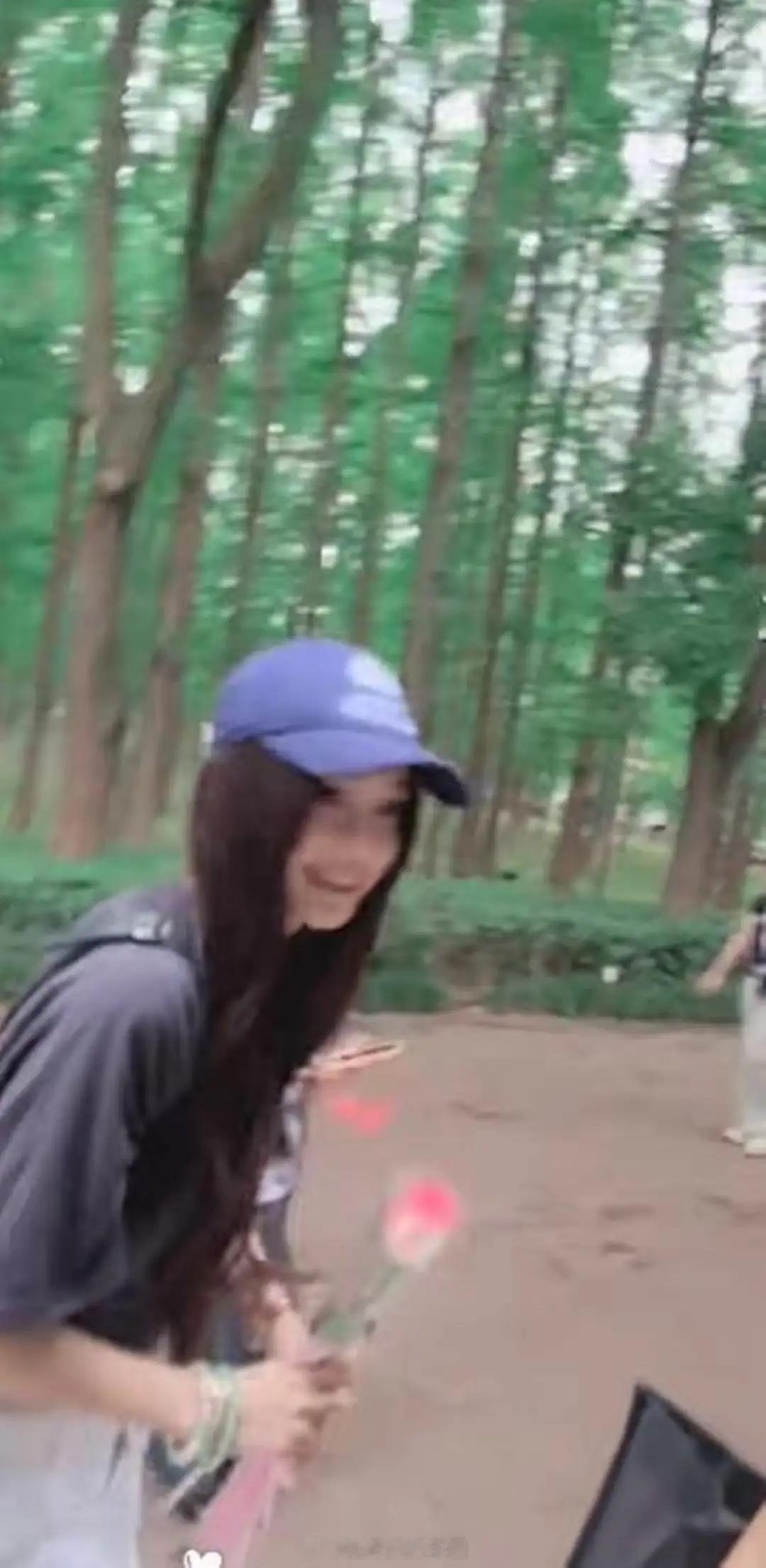 baby现身小海绵学校参加活动，手拿鲜花笑意盈盈，人群中美成焦点！ 