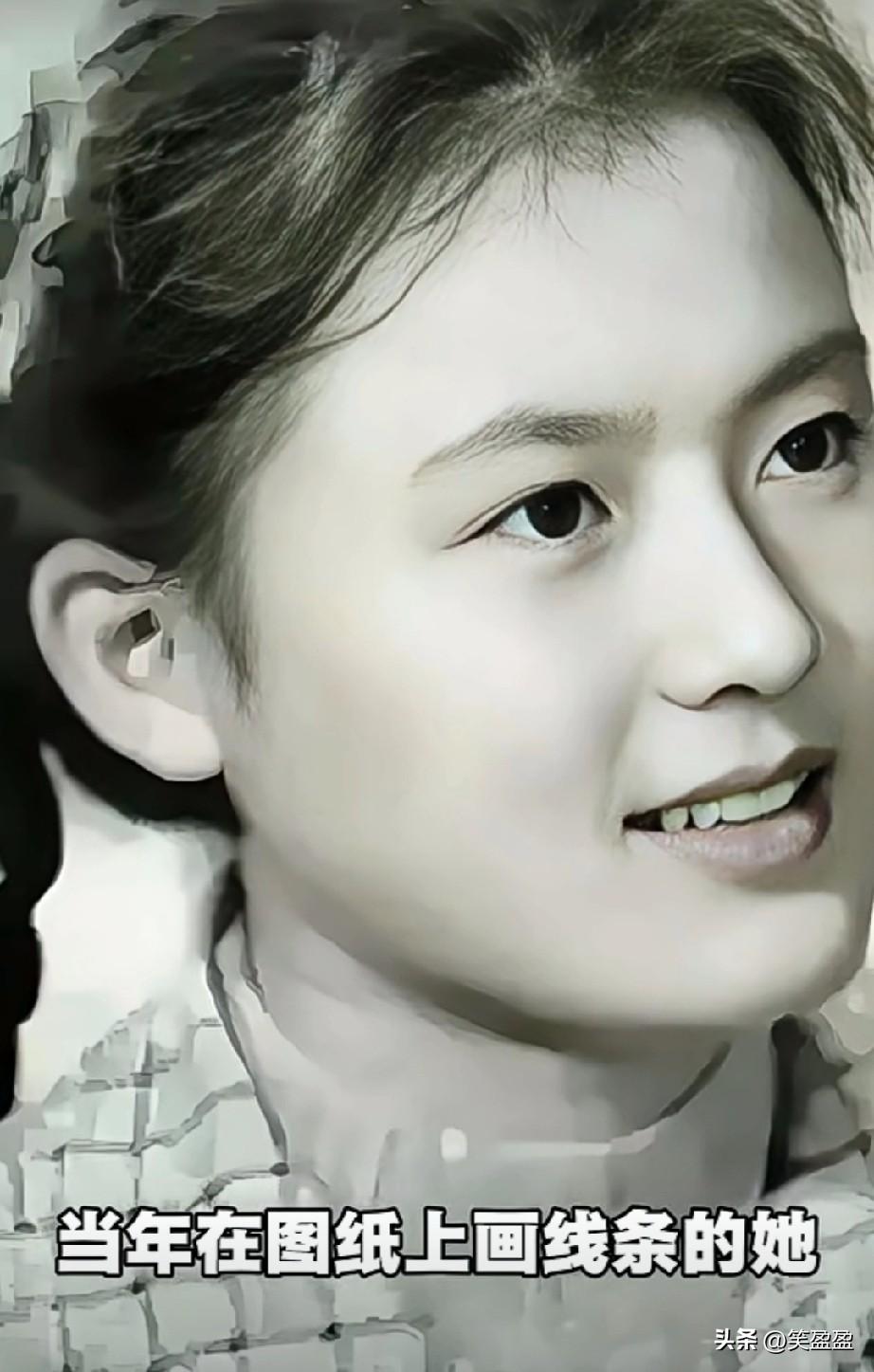 你敢信吗？
这是1957年天津大学建筑系的女大学生，当年在图纸上画线条的她，后来