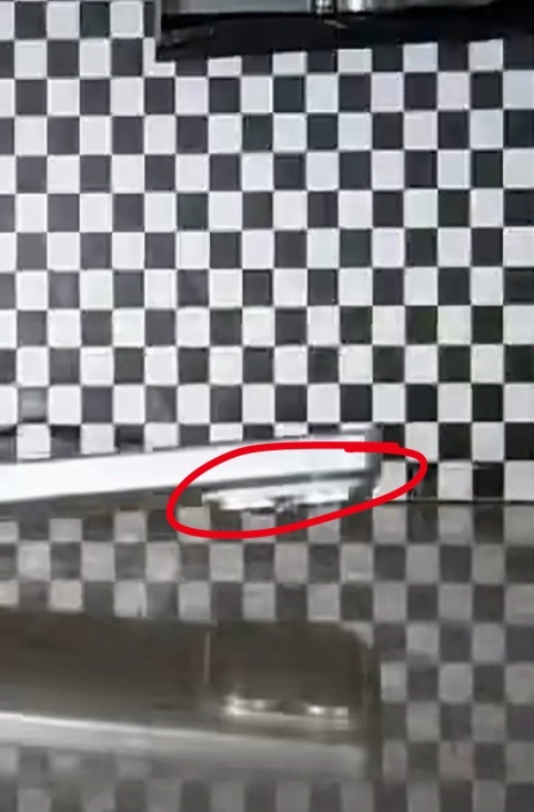 iPhone18ProMax跌落测试视频泄露这个角度，是不是能看到三个圈更凸了？