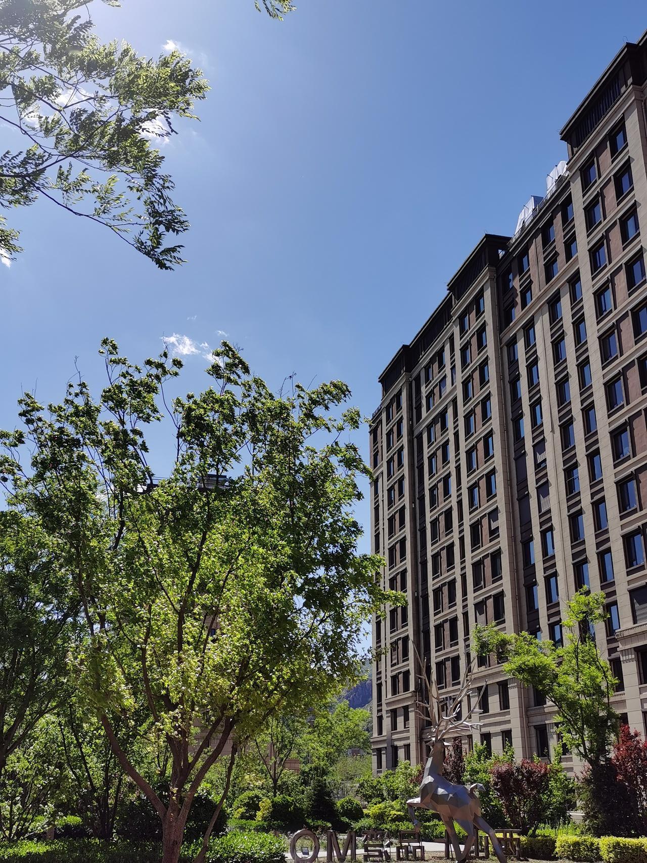 昨天京郊蓝天白云，空气质量特别好