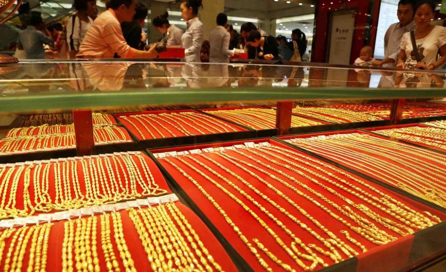 大家发现了吗？最近社会上出现了3个现象。 

第一个现象：黄金大跌，全民沉默，没