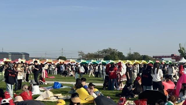 嘉兴音乐节散场后，华晨宇粉丝直接把现场打扫得干干净净，保洁阿姨都快失业了。

