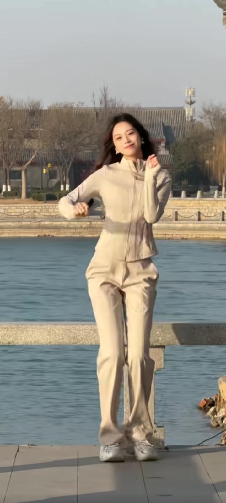 今年冬天的不同你是我提笔不敢写下的惊鸿，是我藏在心底最温柔的梦。