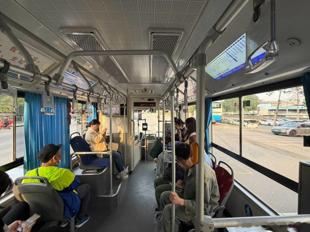 刚在公交车上被甩飞了，一点不开玩笑，起步比边上那些电车都猛，哦对我们也是电的，刹