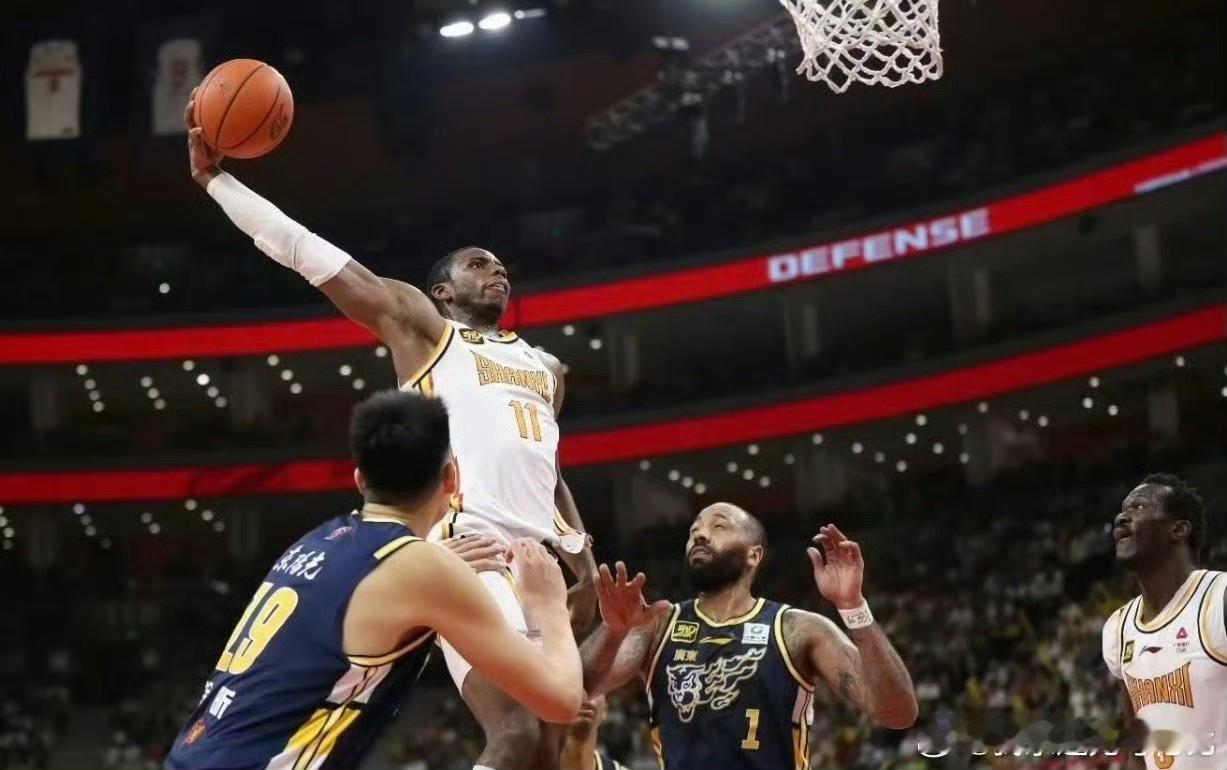 重磅消息！迪亚洛即将回归山西男篮！

这消息一出来，山西球迷估计都乐疯了。
今年