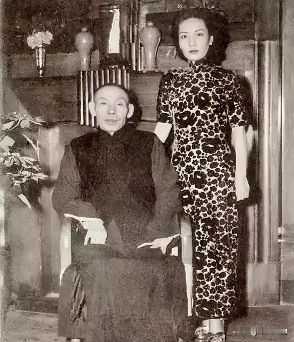 1951年8月16日清晨，杜月笙在香港家中去世。丧事办得十分低调，孟小冬安安静静