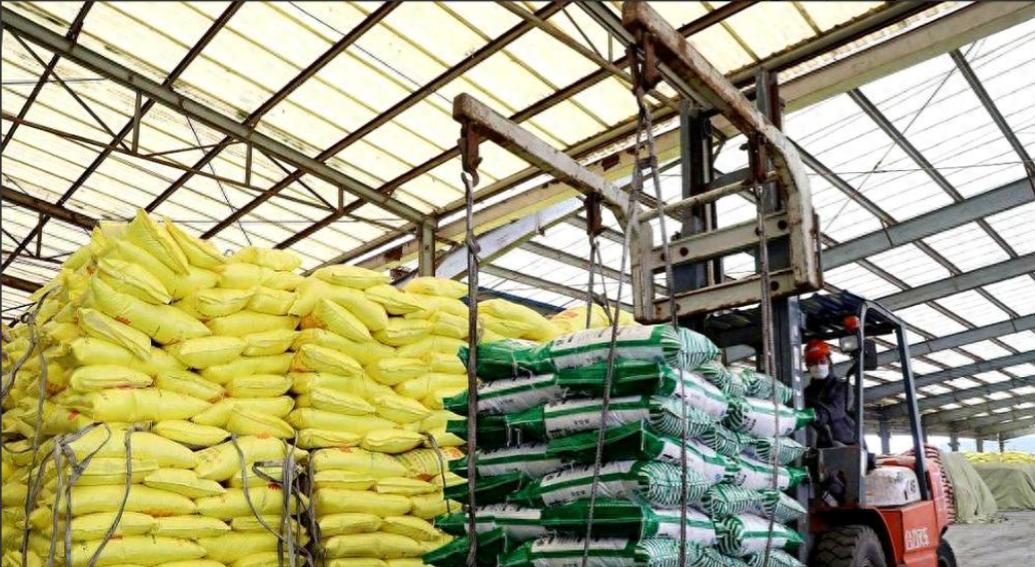 三哥的脑回路真是不一般。明明国内急缺化肥都到了火烧眉毛的时刻，明明想来中国买，却