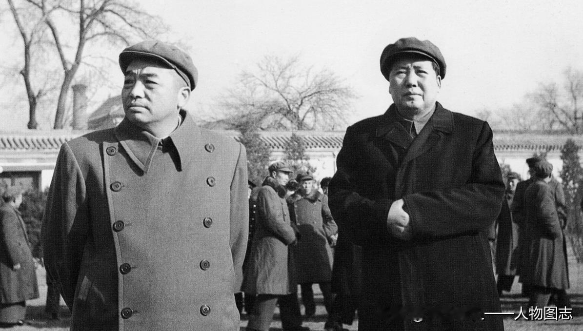 1953年12月全国军事系统党的高级干部会议期间毛泽东与彭德怀在一起
