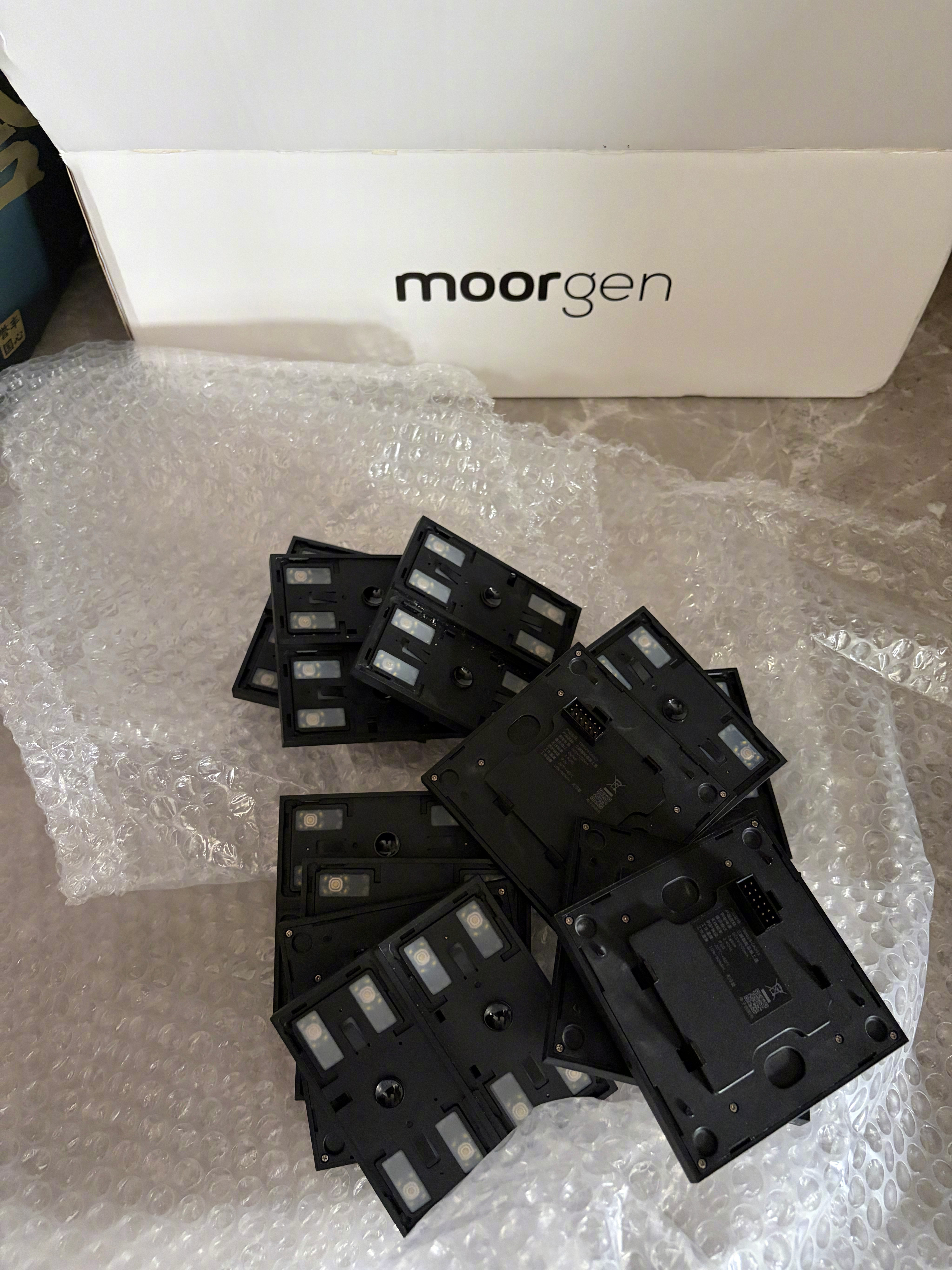 品牌还是有保障，和售后反馈家里摩根面板有些背景灯不显示，售后反馈全屋面板全部换新