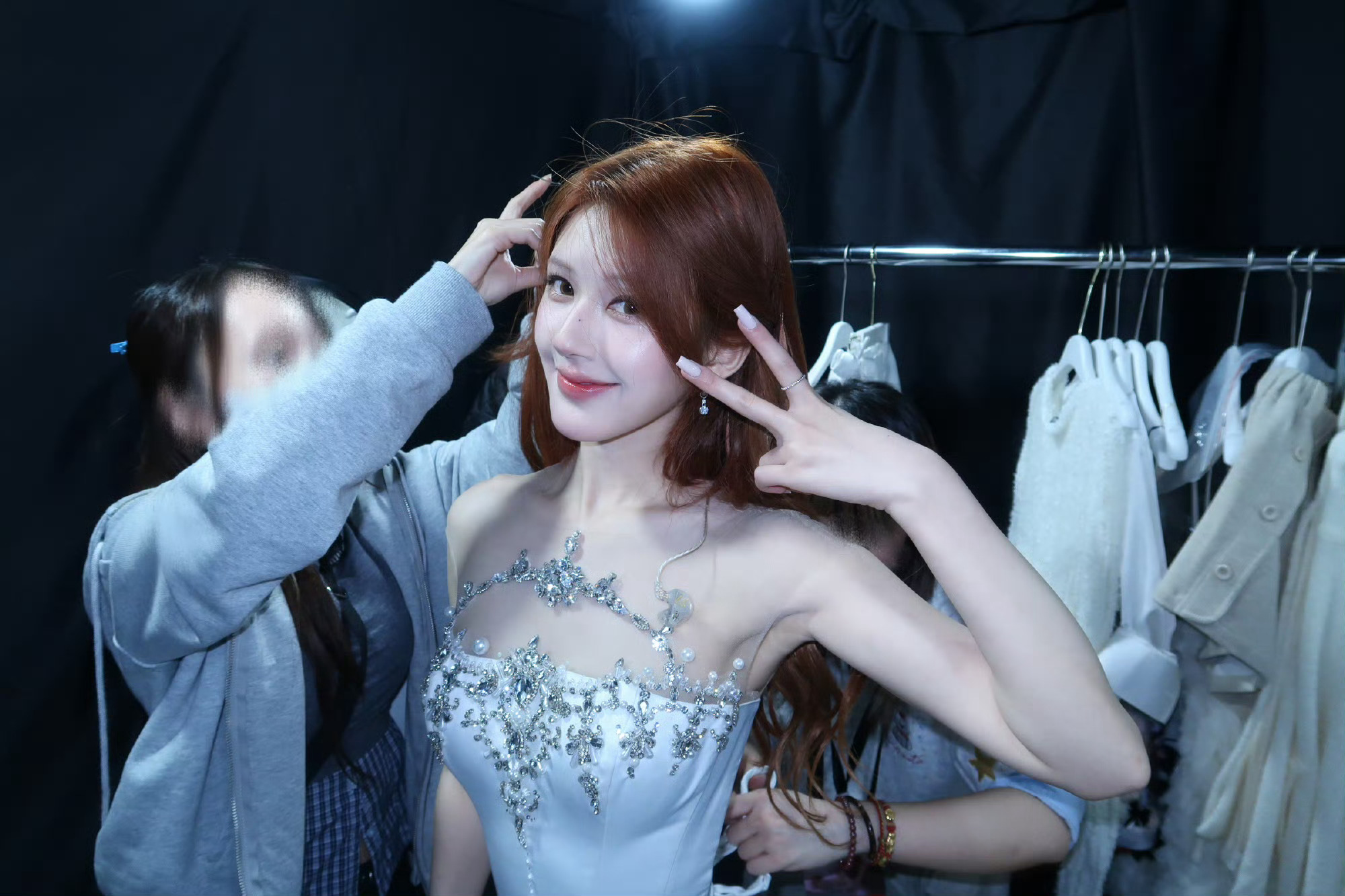 萌萌的赵露思我亲一口[期待] 原来换装的时候也拍了这么多这么美的照片[打call