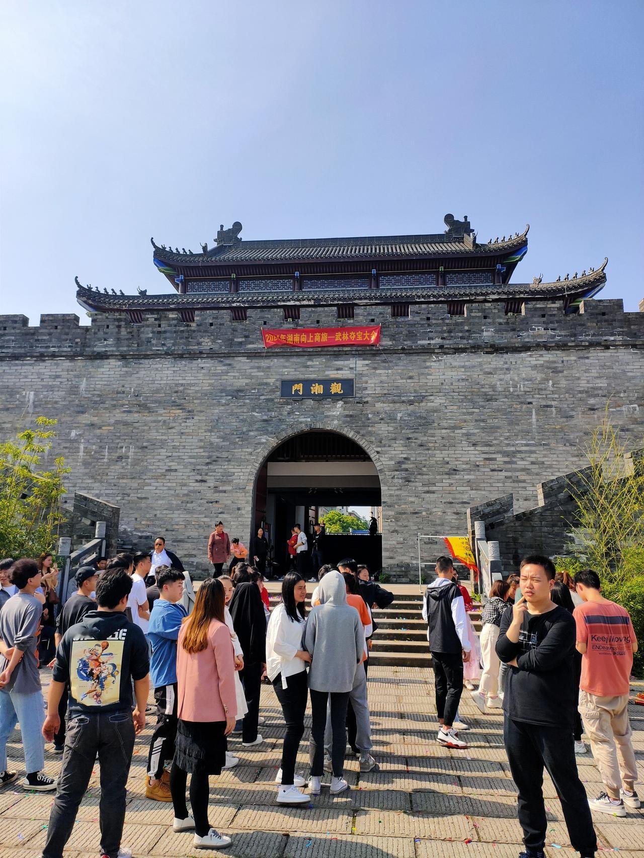 在旅游上，这几年湘潭美食推广还可以。尤其是玩在长沙，吃在湘潭的广告语出现后，湘潭
