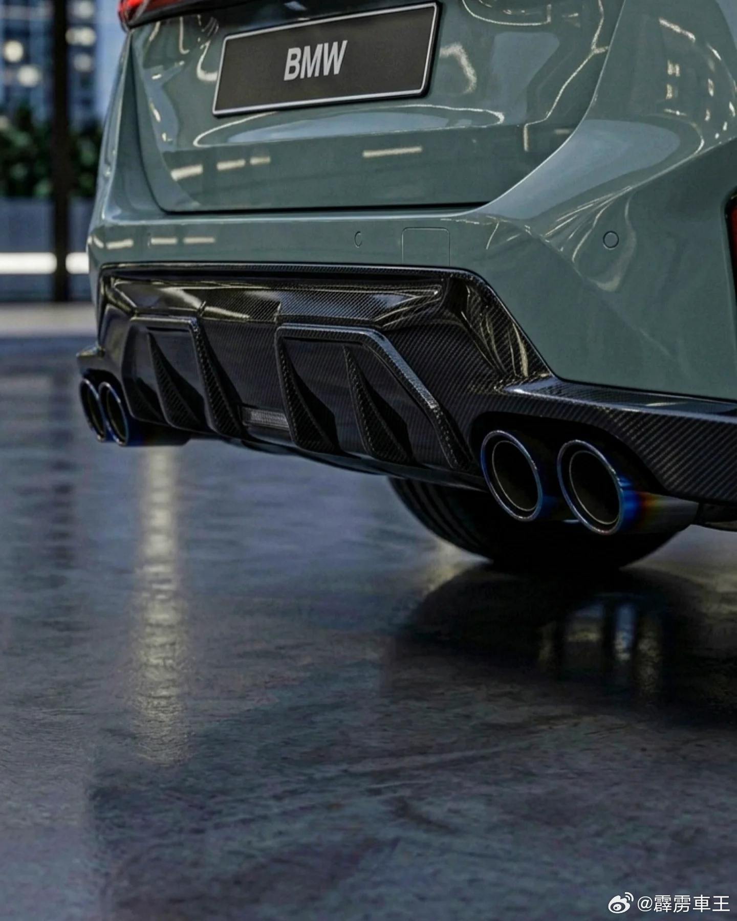 新世代极简线条重现E30横向格栅神韵，视觉重心极低，告别大鼻孔争议，四出排气保留