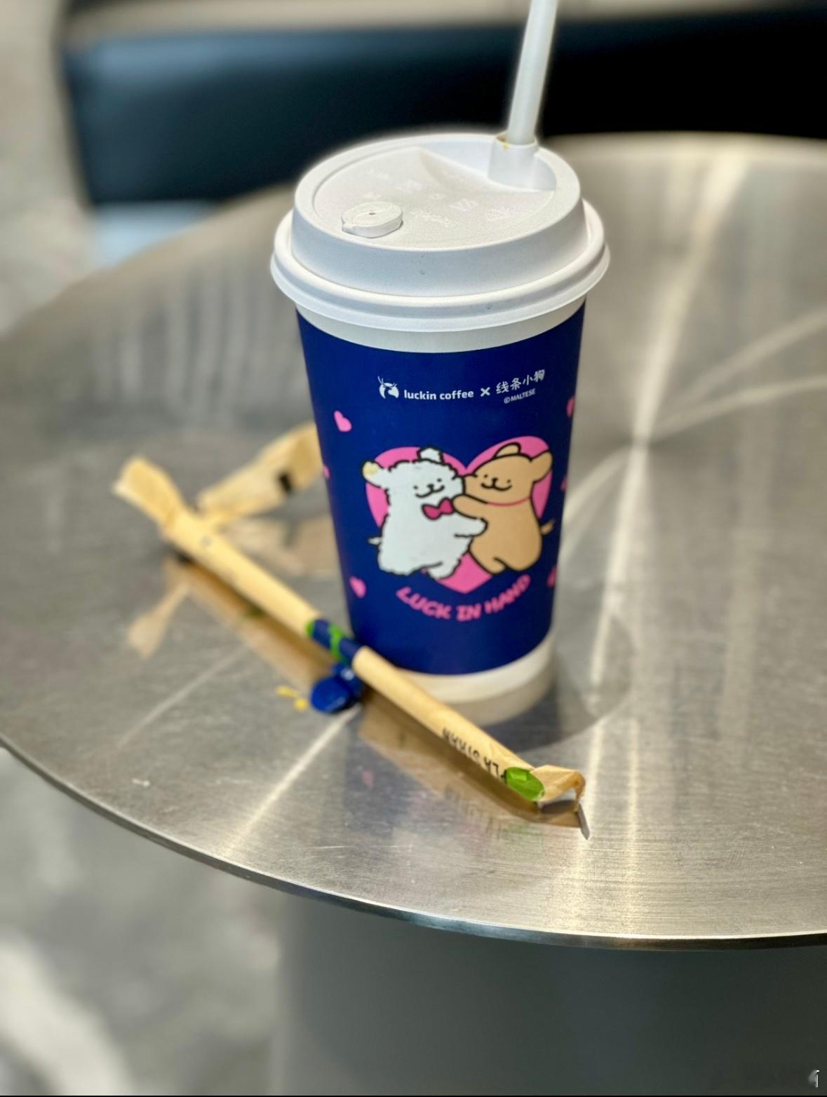 周末，抽两杯瑞幸给铁粉，点赞就行。  抽奖详情