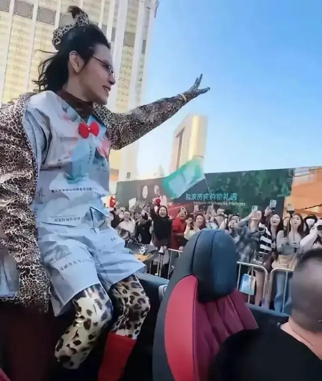 向佐是彻底放飞自我了，大家来评价一下他这身穿着怎么样？ 