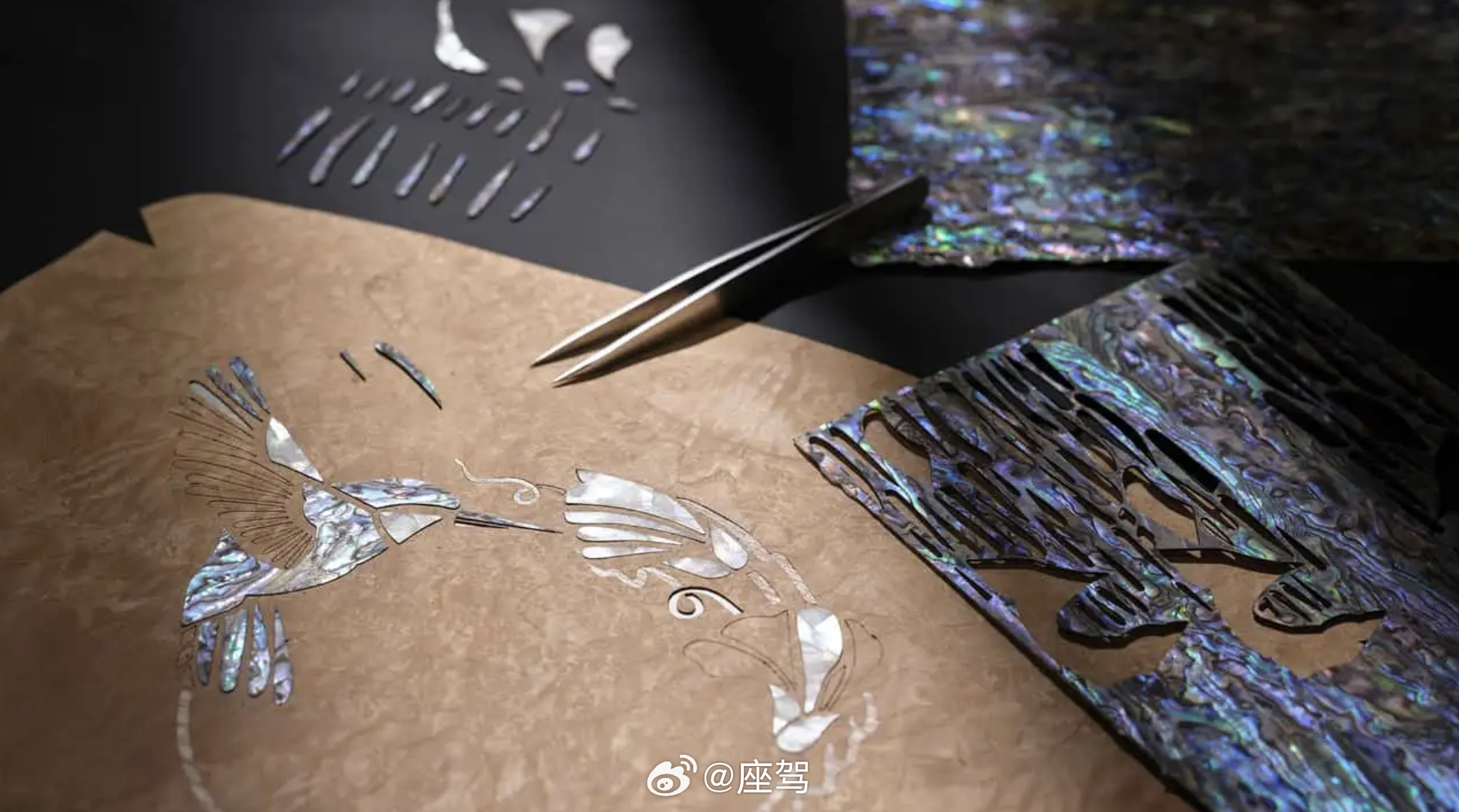 劳斯莱斯迪拜私人办公室正式交付了一款全球独一无二的顶级定制座驾——幻影蜂鸟版。该